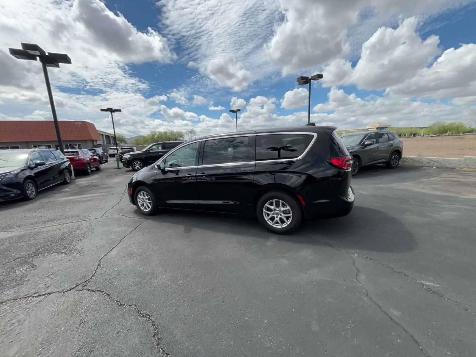 Used 2025 Chrysler Pacifica Select FWD image 9