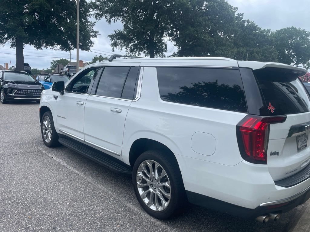 Used 2023 GMC Yukon XL Denali AWD/4WD image 3