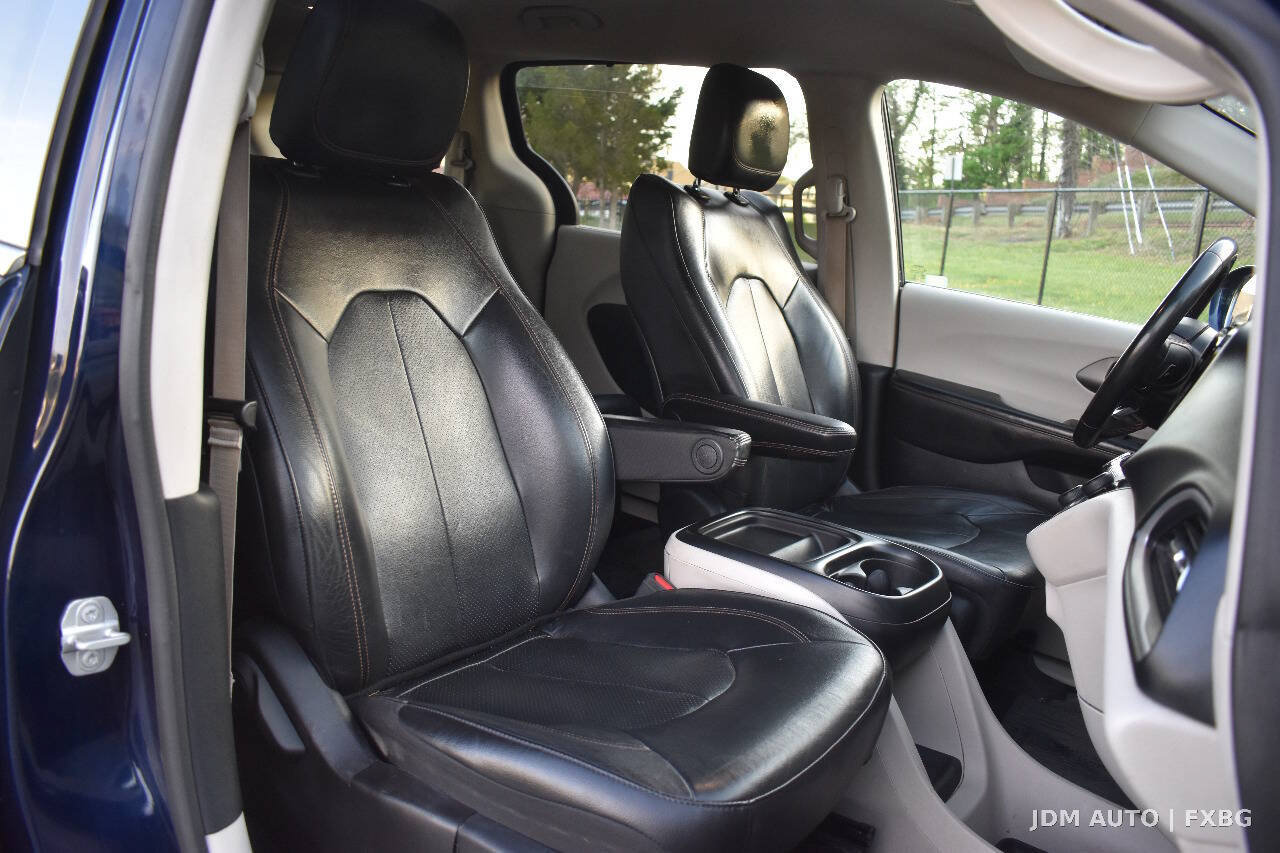 Used 2020 Chrysler Pacifica Touring-L FWD image 11