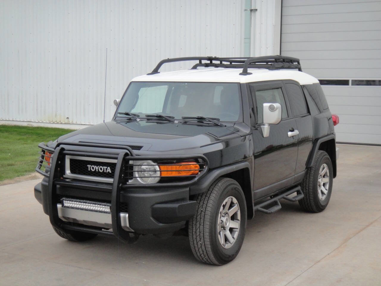 Used 2014 Toyota FJ Cruiser 2WD w/ Convenience Package image 2