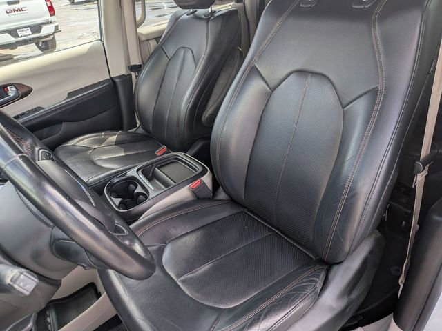 Used 2018 Chrysler Pacifica Touring-L image 15
