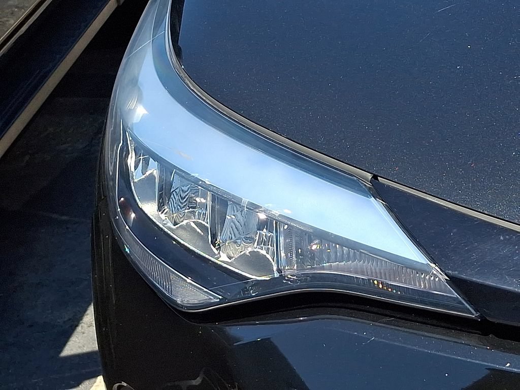 Used 2022 Toyota C-HR XLE FWD image 3