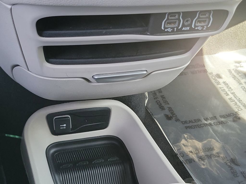 Used 2024 Chrysler Pacifica Select image 13