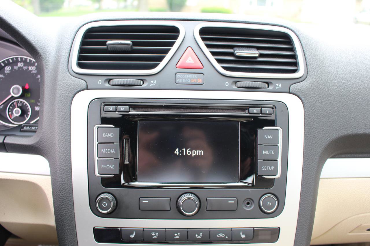 Used 2015 Volkswagen Eos Komfort FWD image 34