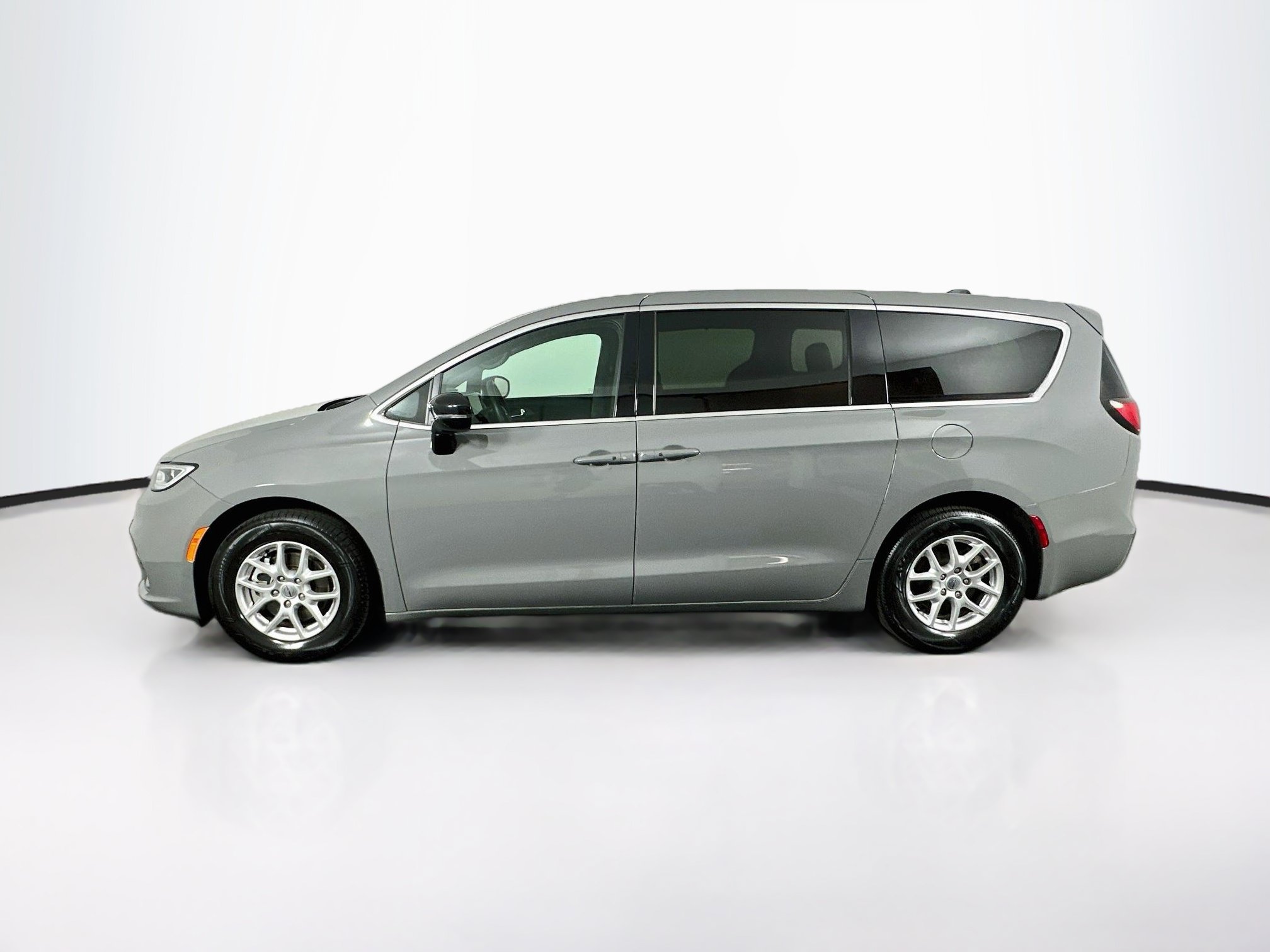 Used 2025 Chrysler Pacifica Select FWD image 4