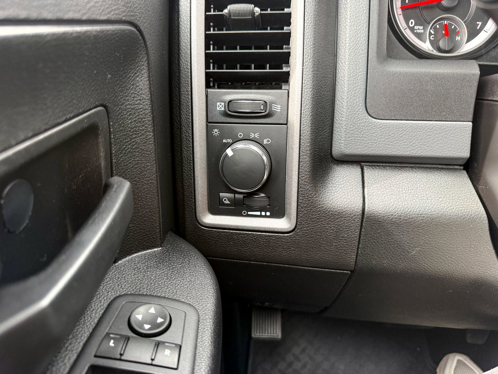 Used 2015 RAM 2500 Tradesman w/ Chrome Appearance Group image 25