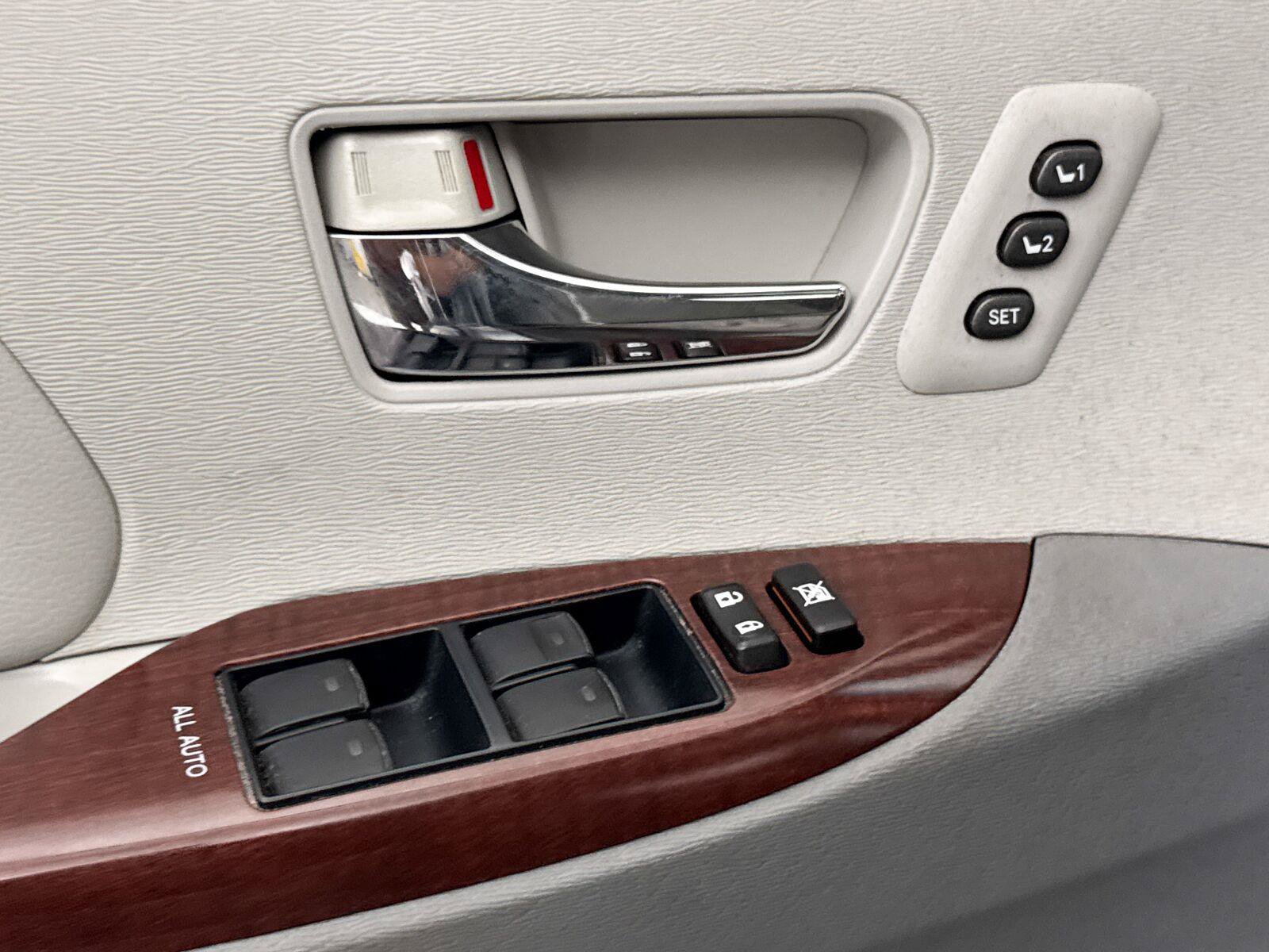 Used 2012 Toyota Sienna Limited w/ Premium Pkg FWD image 23