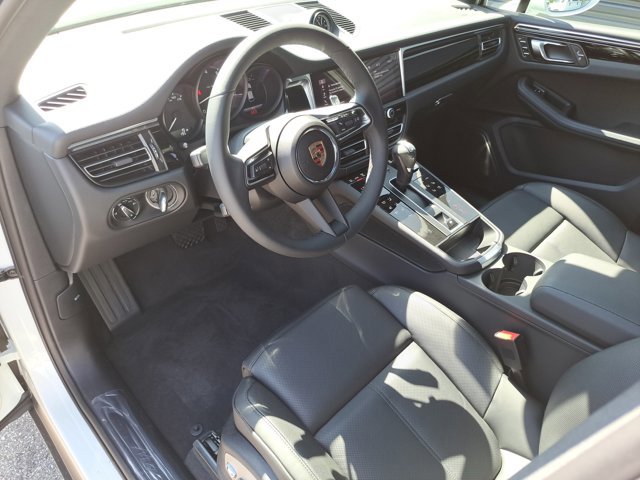 Used 2025 Porsche Macan image 4