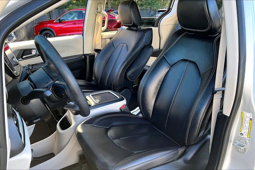 Used 2024 Chrysler Pacifica Touring-L image 19