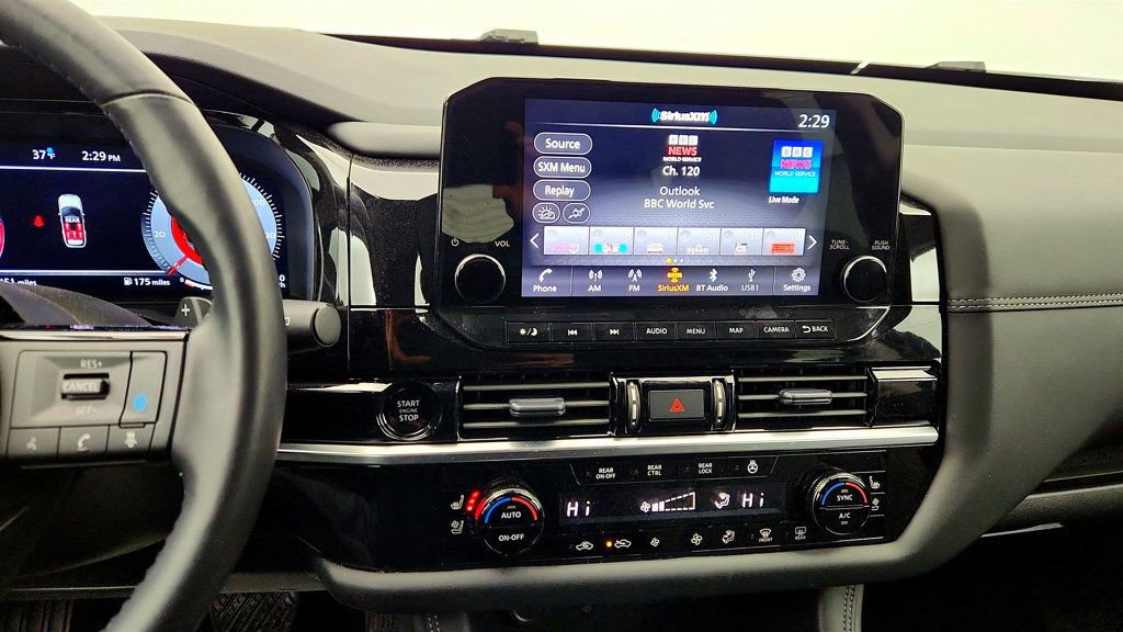 Used 2025 Nissan Pathfinder Platinum image 17