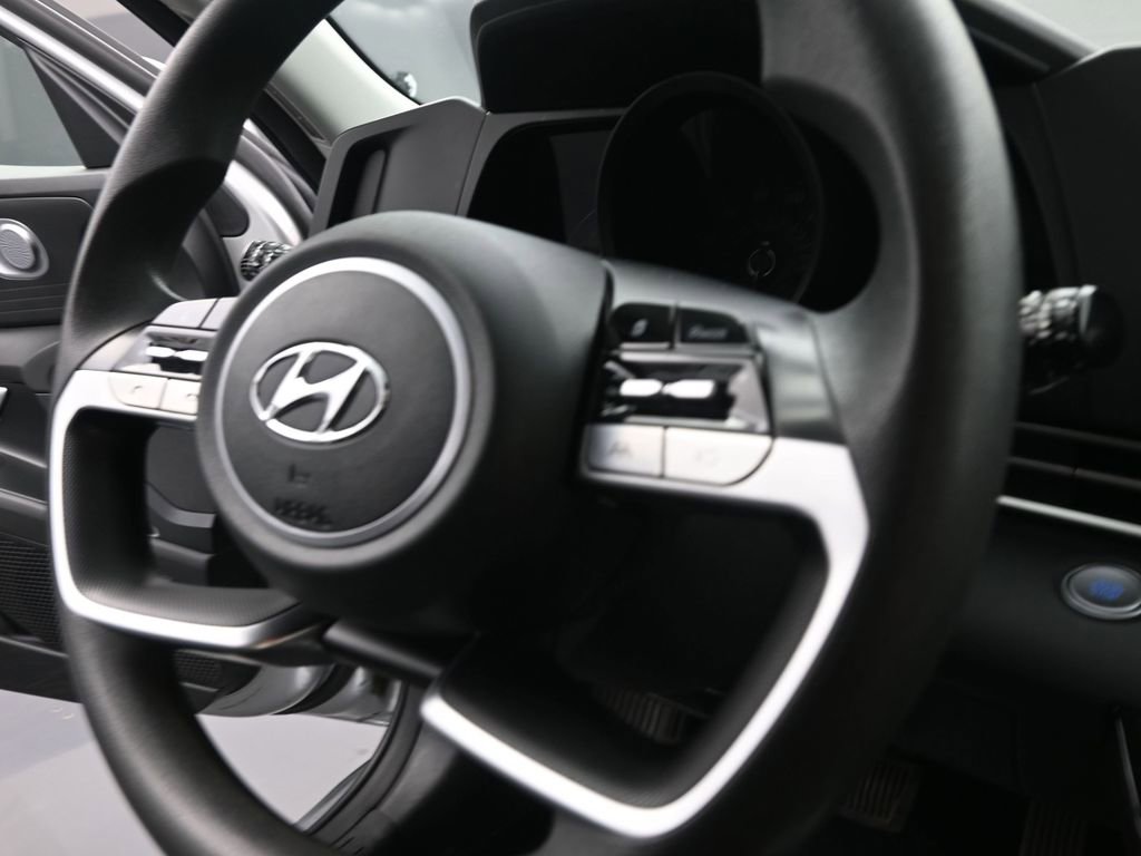 Used 2023 Hyundai Elantra SEL w/ Preferred Accessory Package FWD image 14