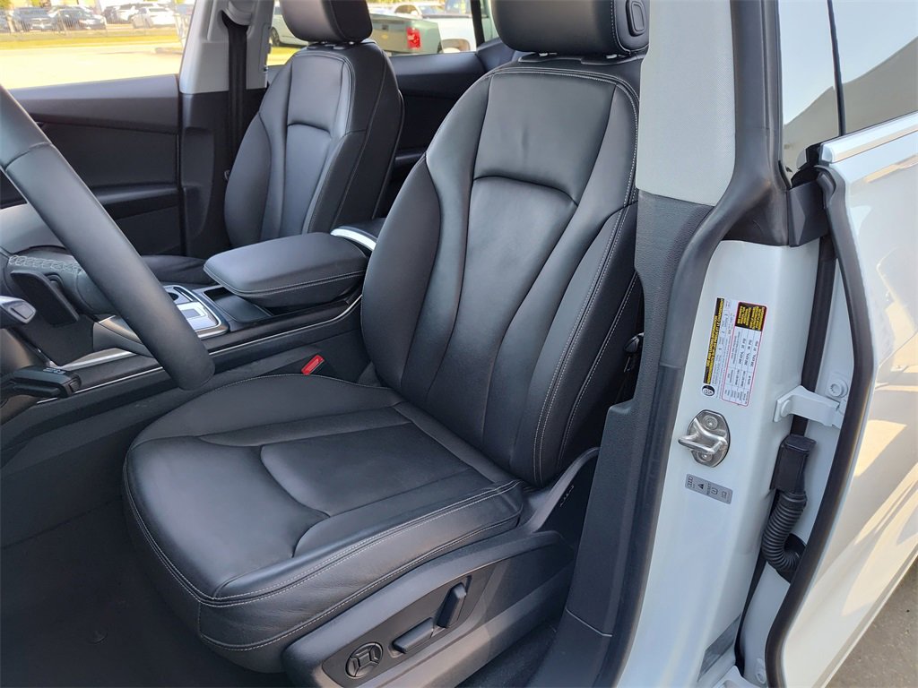 Used 2023 Audi Q8 Premium image 23