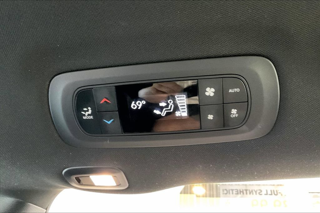 Used 2025 Chrysler Pacifica Limited FWD image 16