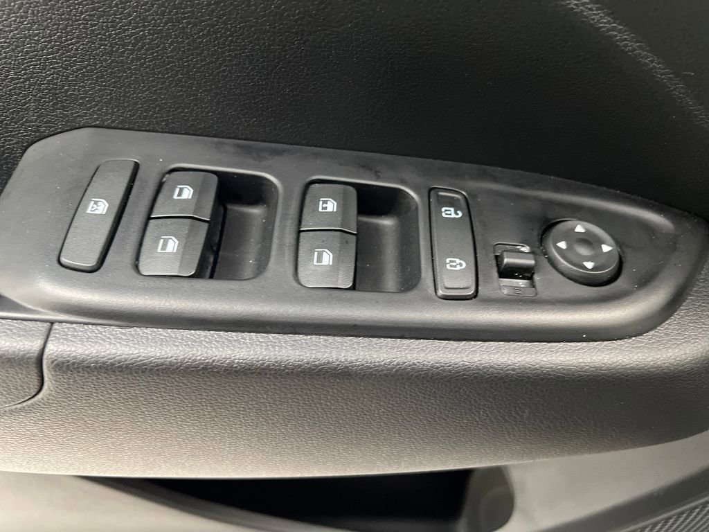 Used 2025 Hyundai Venue SE image 12