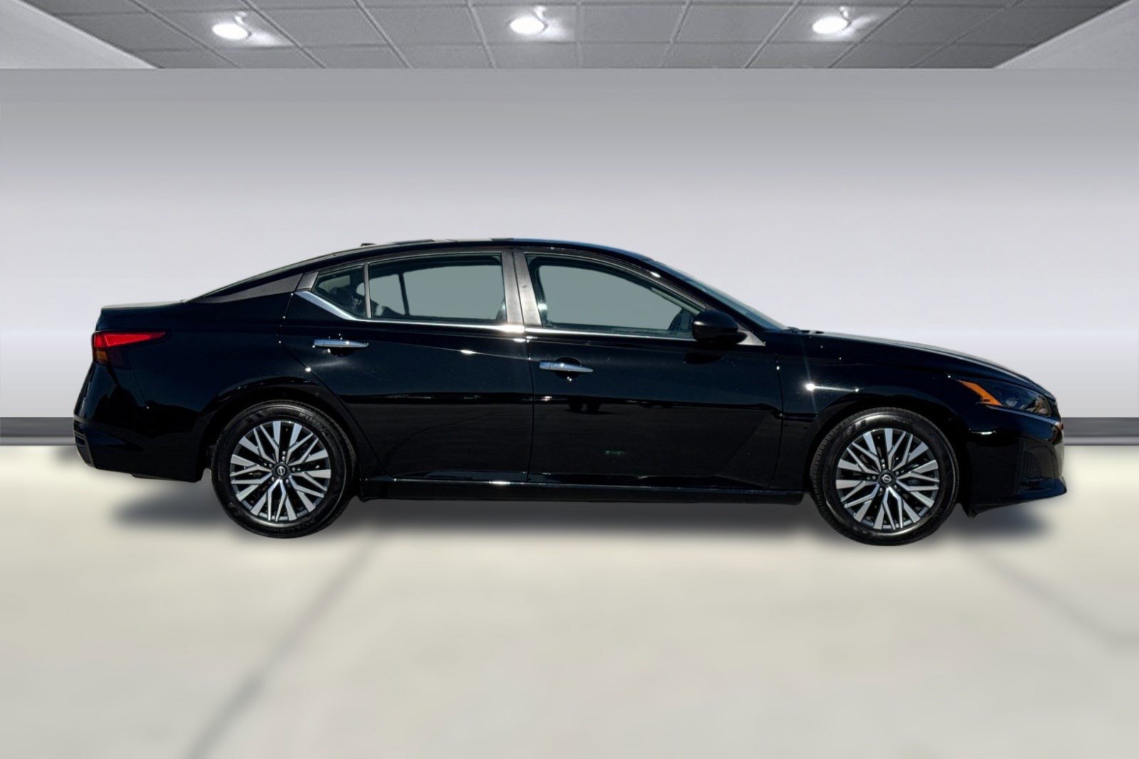 Used 2025 Nissan Altima 2.5 SV image 2