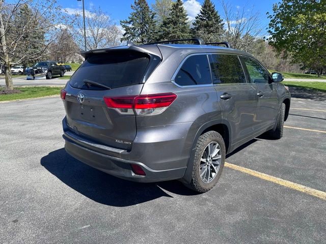 Used 2018 Toyota Highlander XLE AWD/4WD image 3
