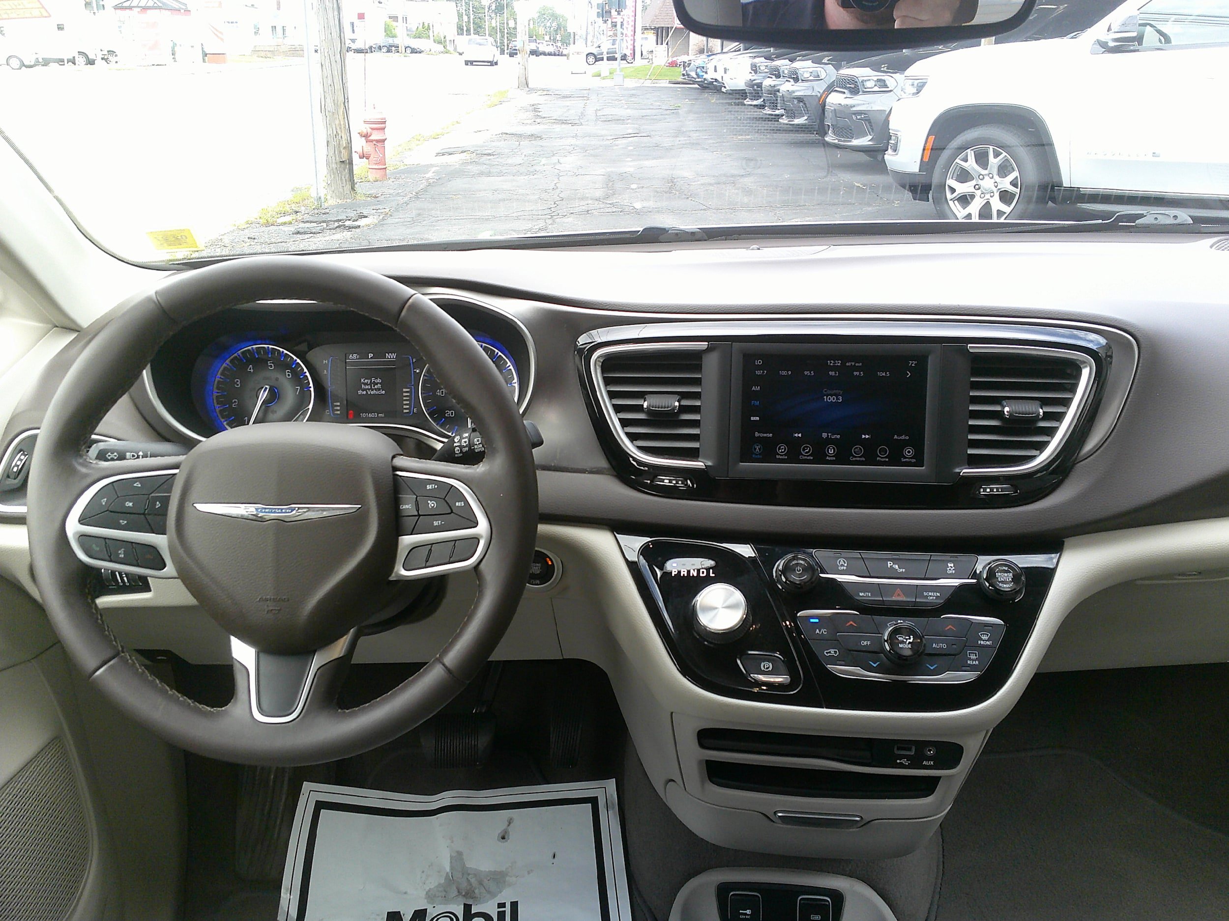 Used 2018 Chrysler Pacifica Touring-L FWD image 16