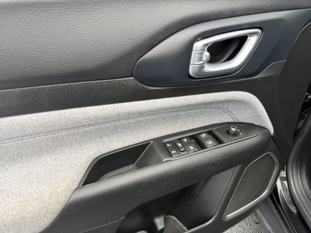 Used 2022 Jeep Compass Latitude FWD image 11