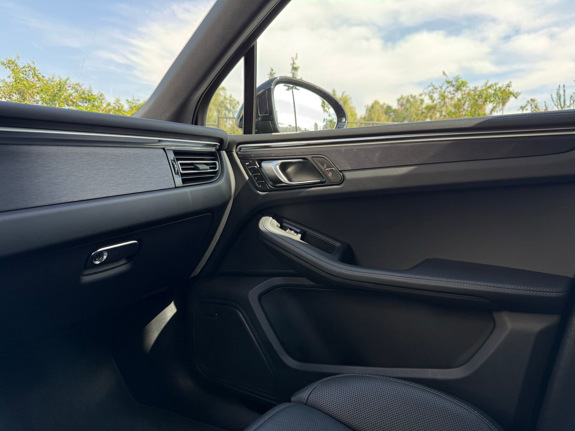 Certified 2025 Porsche Macan GTS image 24