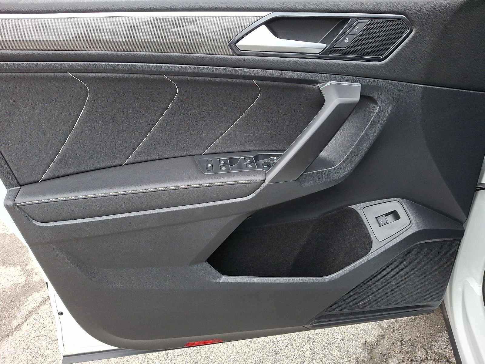 Used 2022 Volkswagen Tiguan SE R-Line image 13