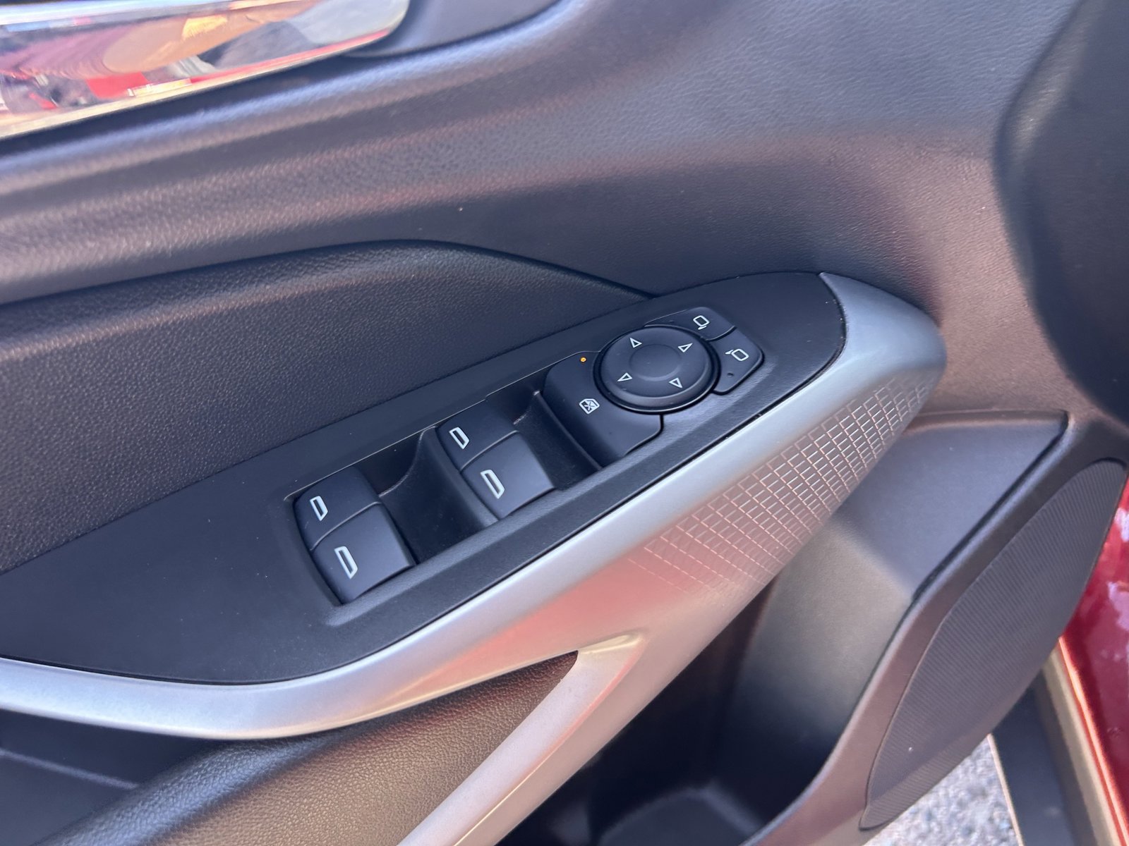 Used 2025 Chevrolet Trax LS w/ LS Convenience Package image 12