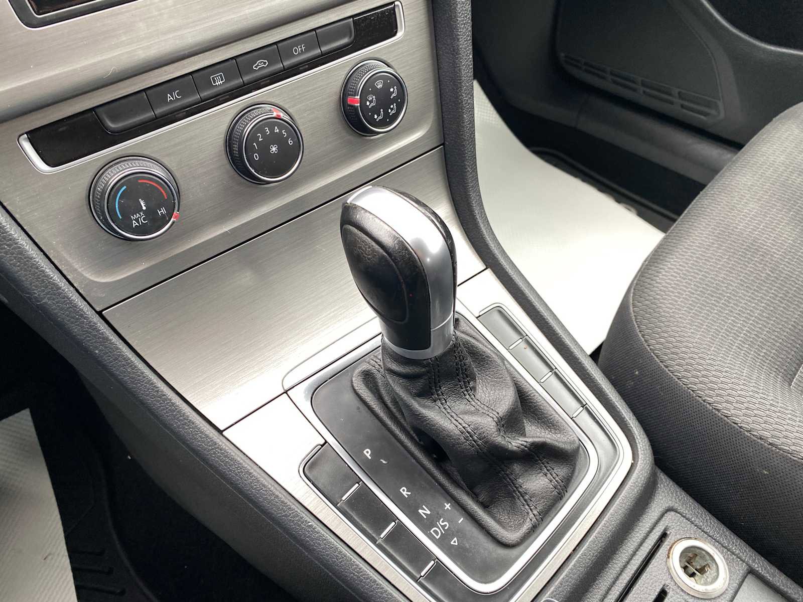 Used 2016 Volkswagen Golf S image 18