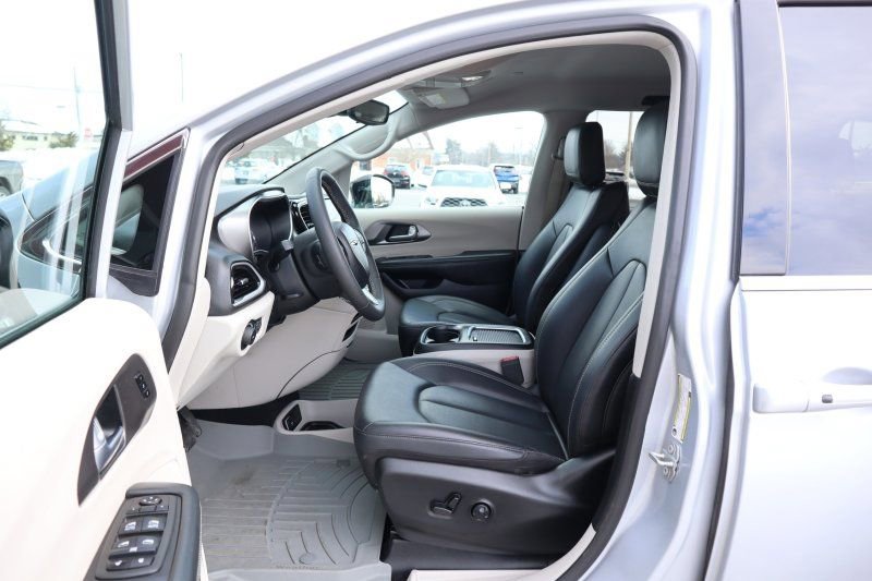 Used 2024 Chrysler Pacifica Touring-L image 9