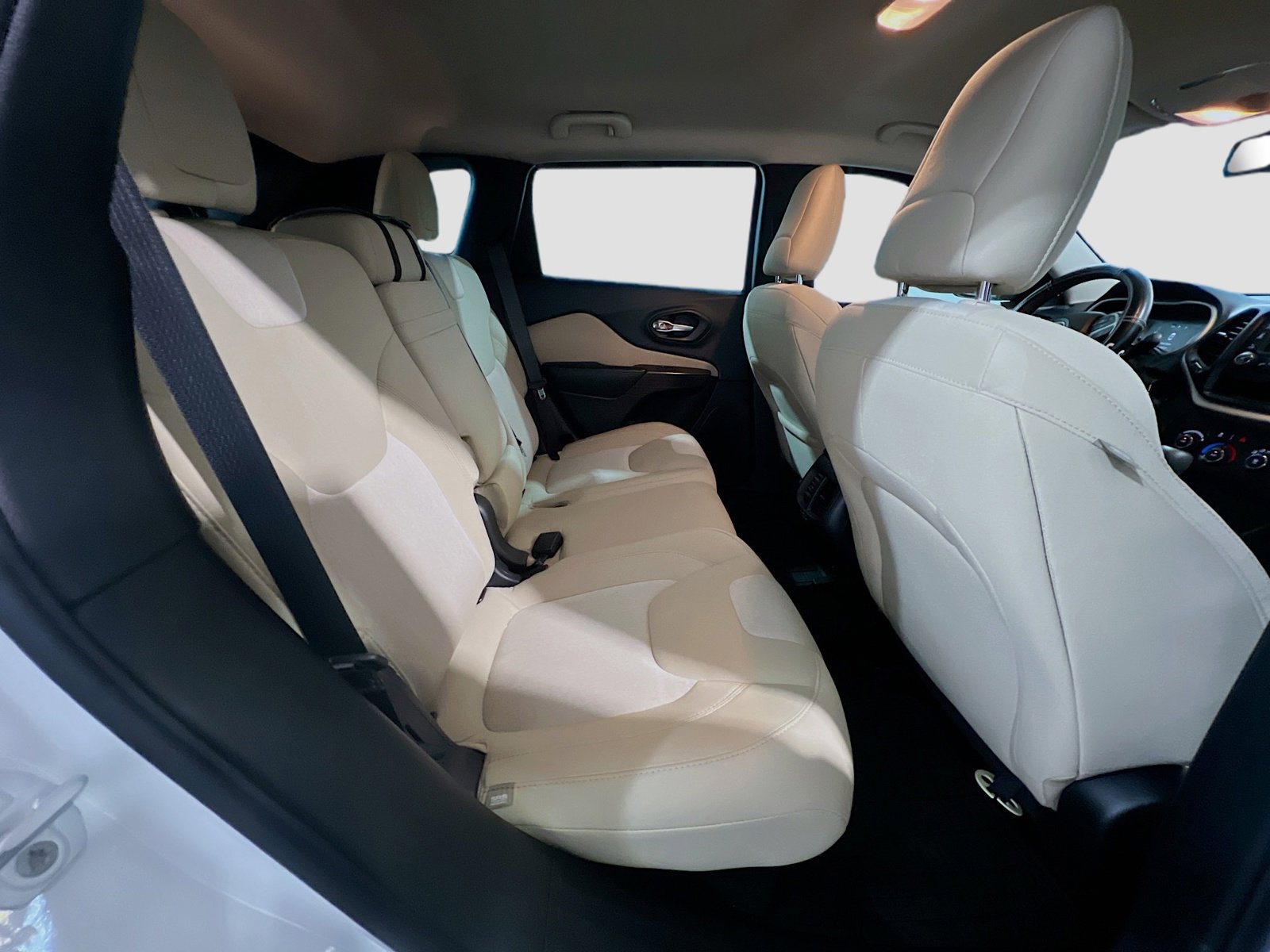 Used 2016 Jeep Cherokee Sport FWD image 19