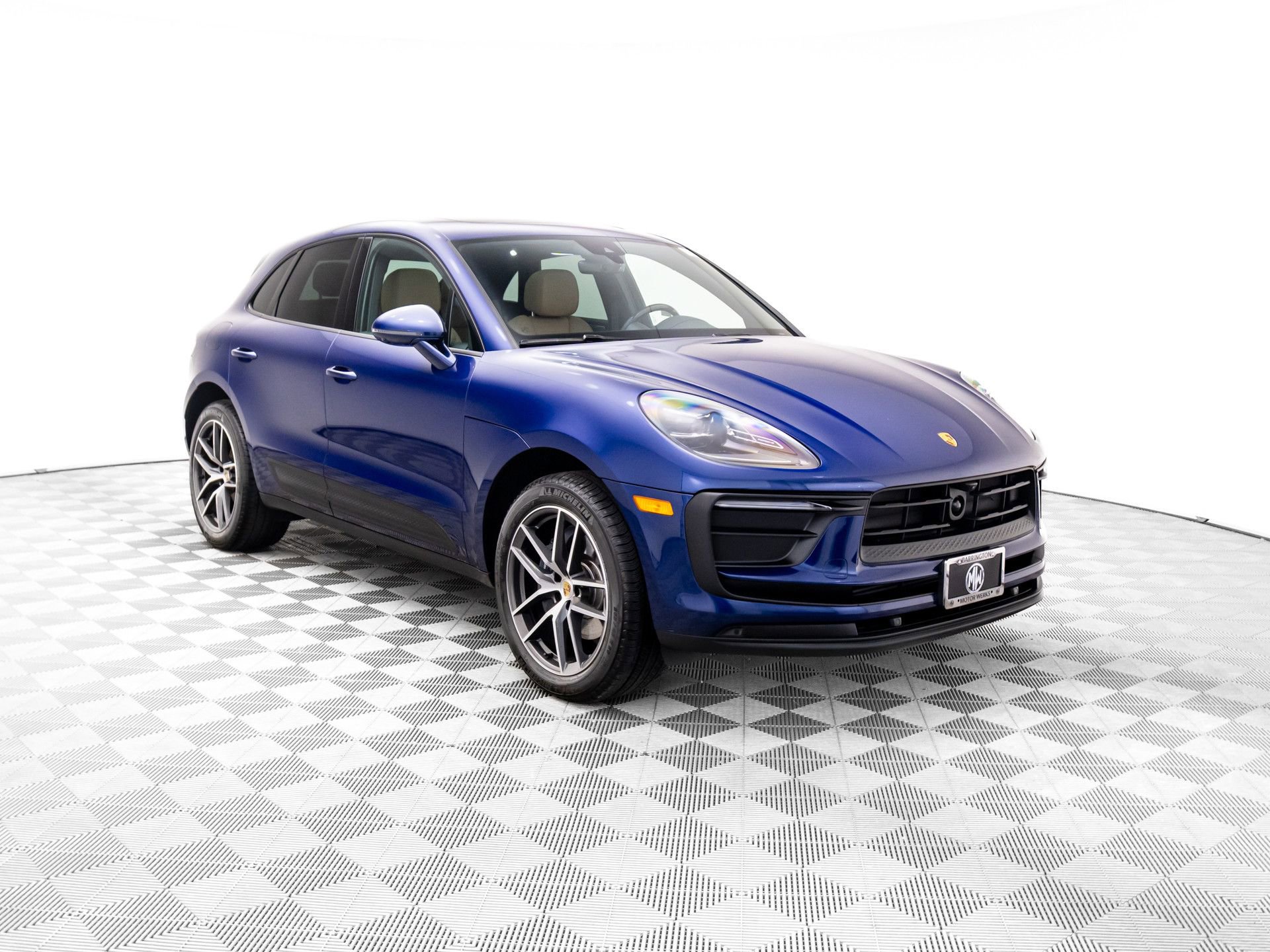 Certified 2025 Porsche Macan image 6
