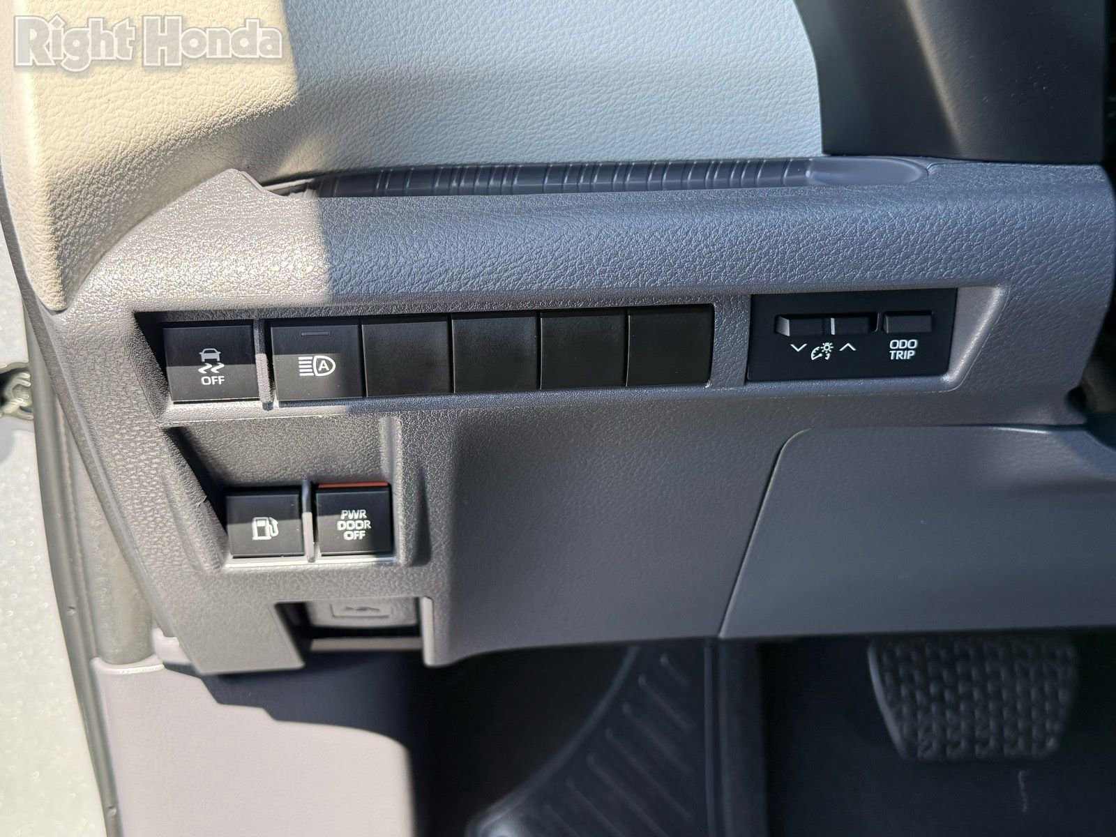 Used 2024 Toyota Sienna XLE FWD image 15