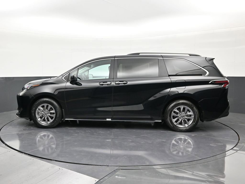 Used 2025 Toyota Sienna XLE w/ XLE Plus Package image 2