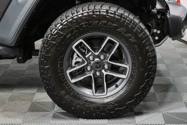 Used 2025 Jeep Gladiator Mojave w/ Convenience Group AWD/4WD image 5
