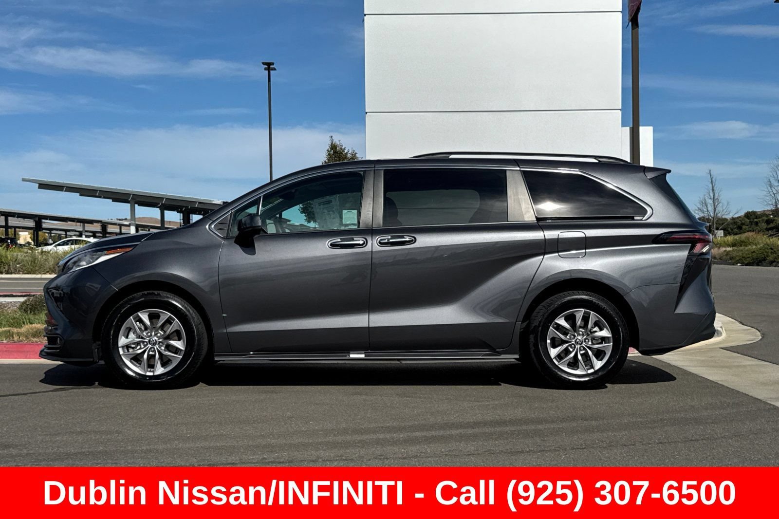 Used 2025 Toyota Sienna XLE FWD image 7