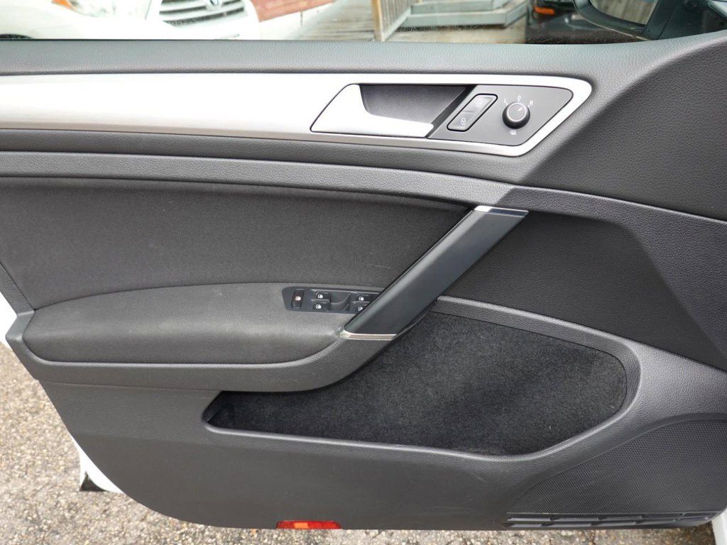 Used 2017 Volkswagen Golf S image 16