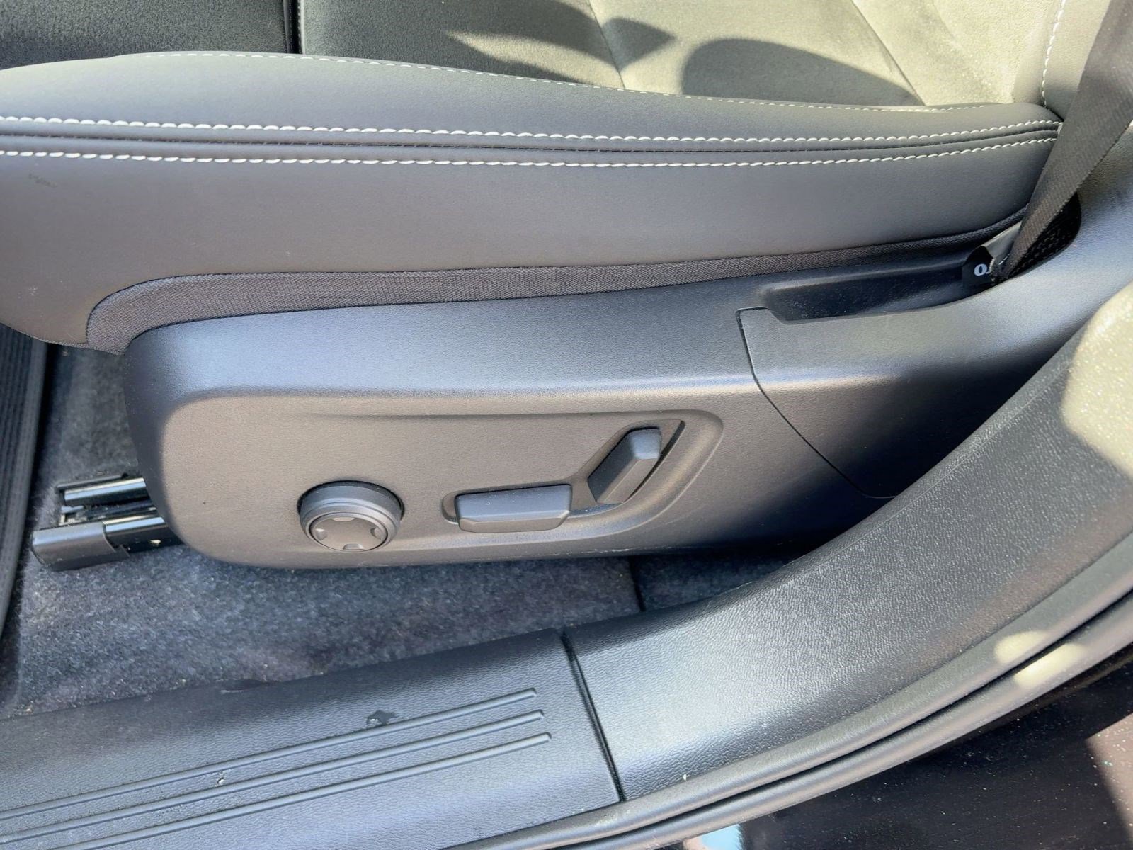 Certified 2025 Volvo EC40 Ultra image 14