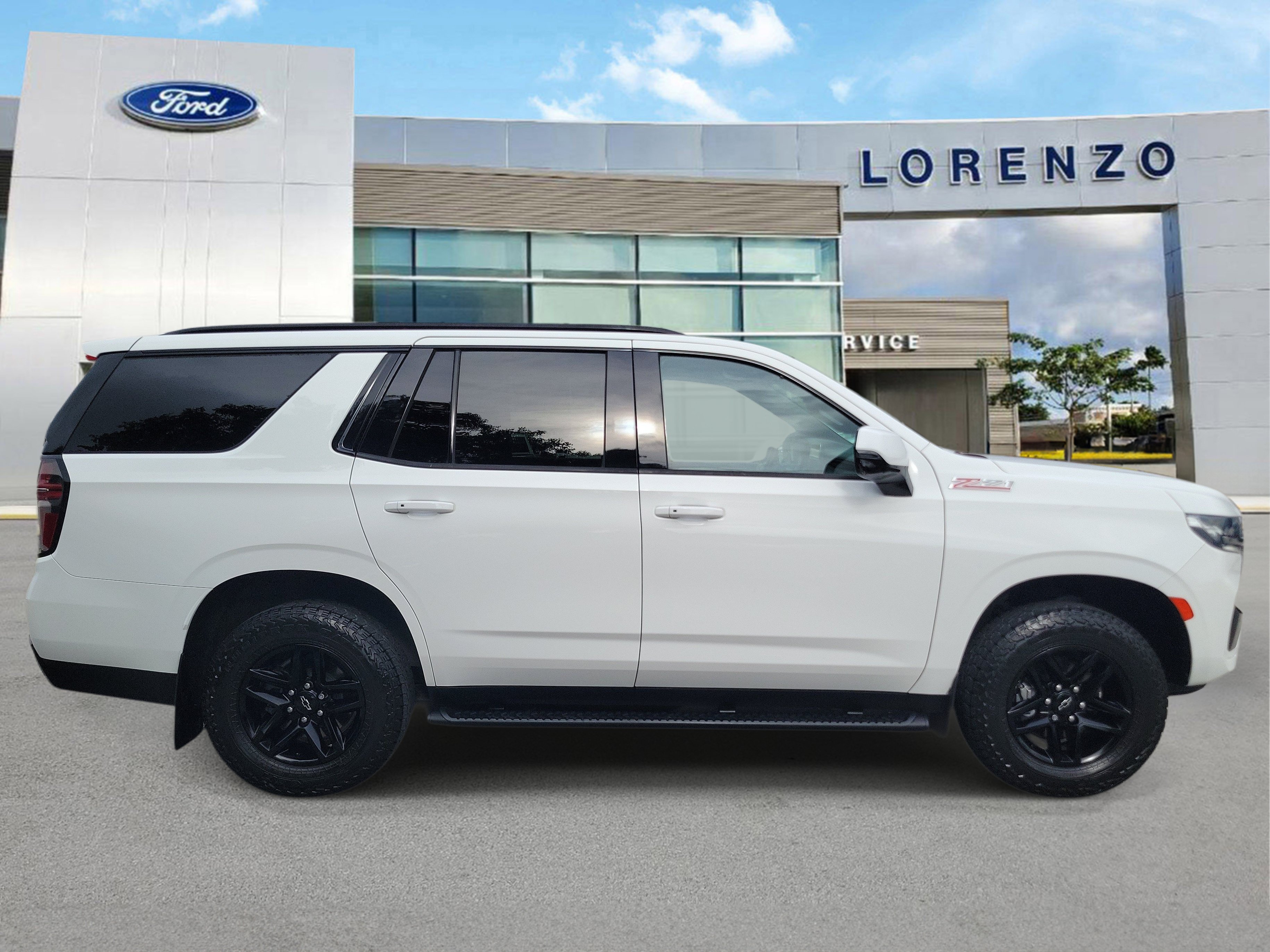Used 2022 Chevrolet Tahoe Z71 w/ Luxury Package AWD/4WD image 4