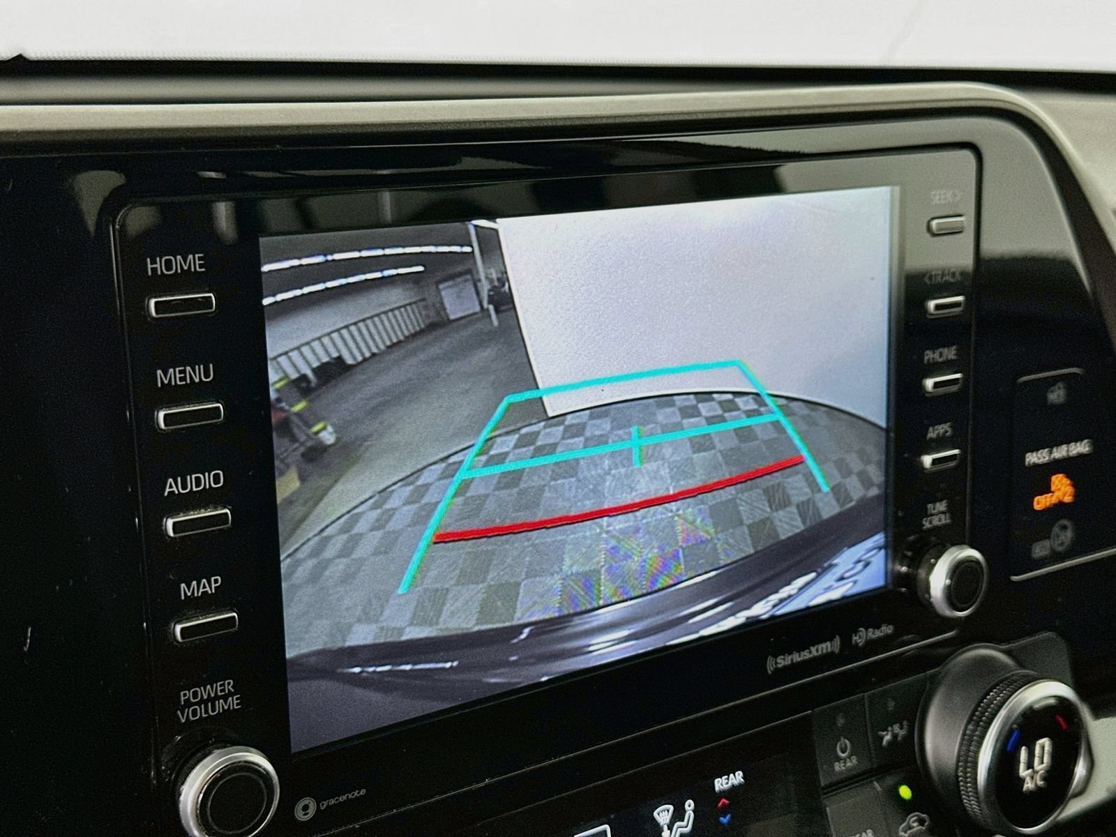 Used 2021 Toyota Highlander LE FWD image 14