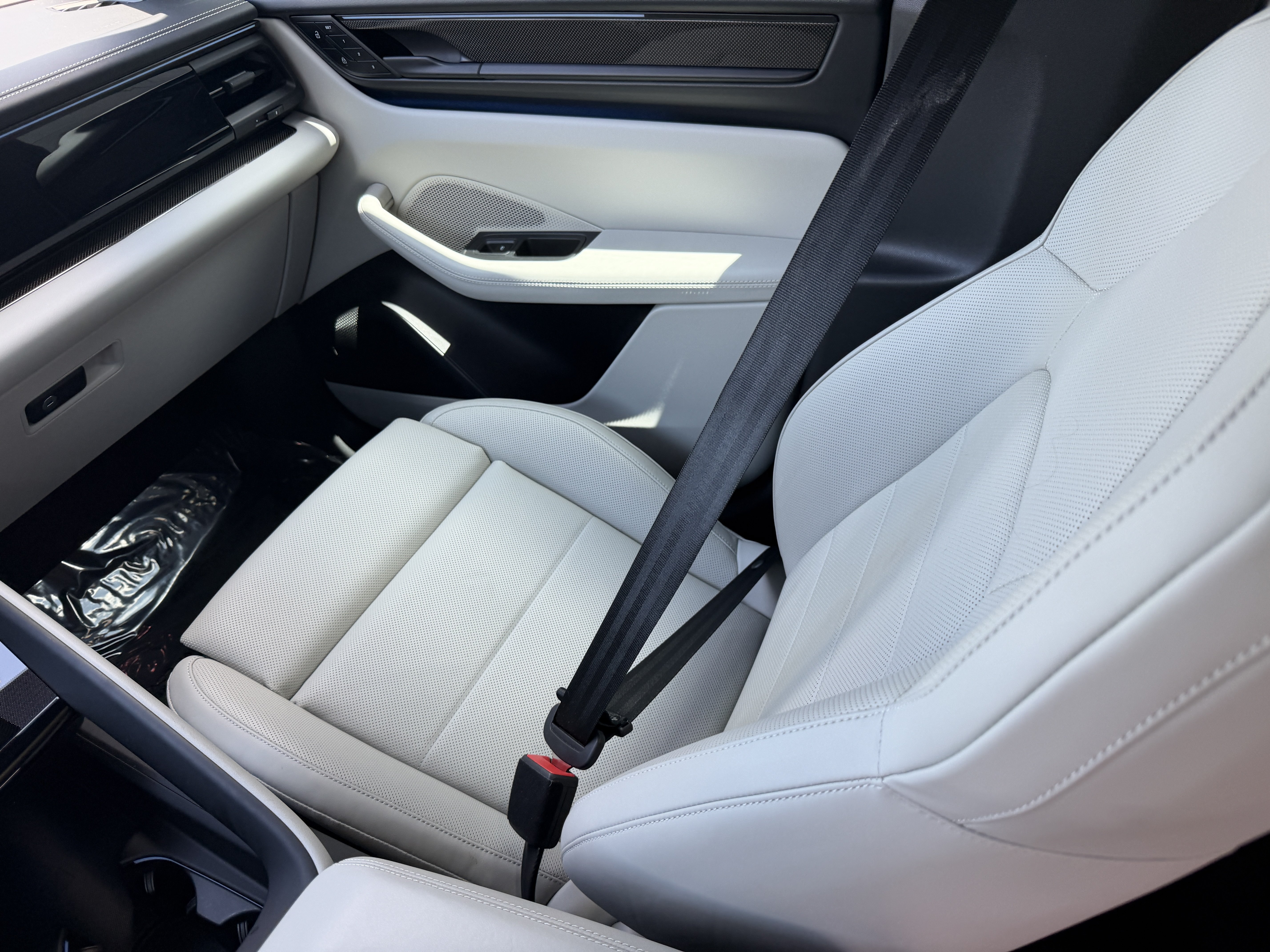 Used 2024 Porsche Macan Turbo Electric AWD/4WD image 19