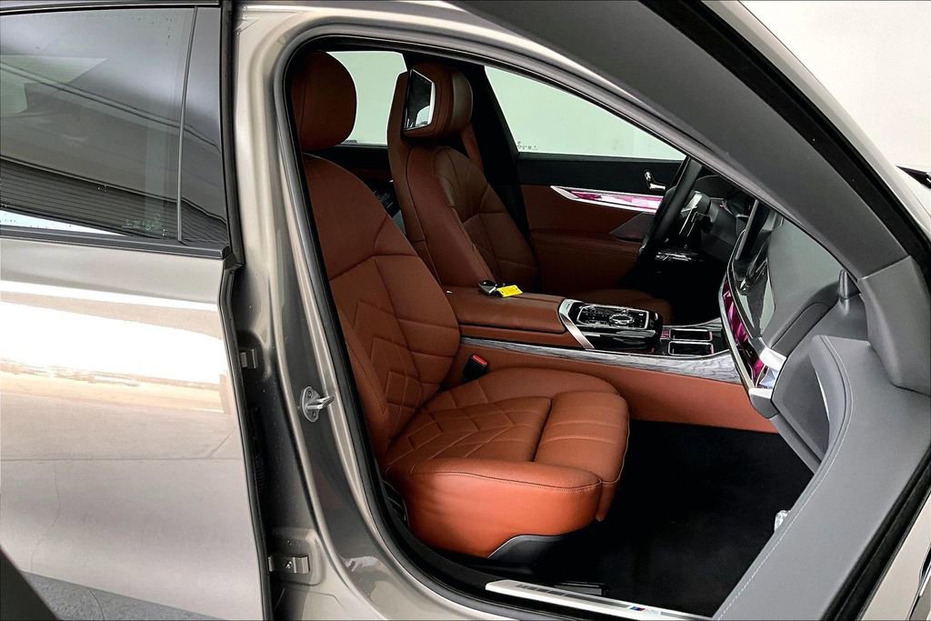 Used 2025 BMW 740i image 11
