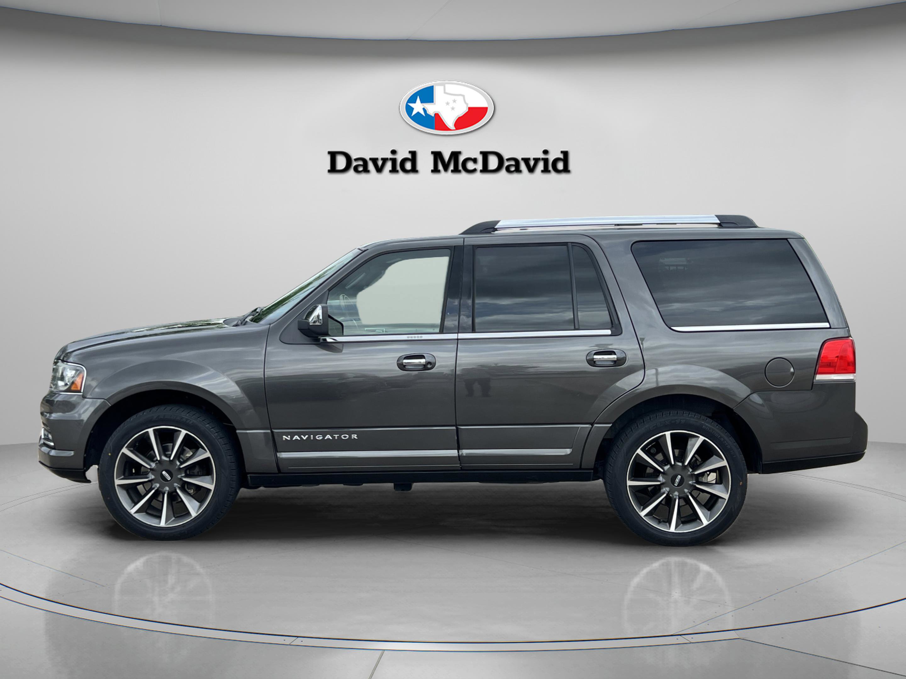 Used 2016 Lincoln Navigator Reserve image 4