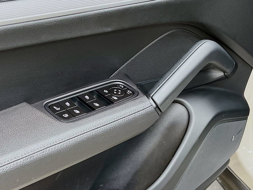 Certified 2025 Porsche Cayenne E-Hybrid Coupe AWD/4WD image 20