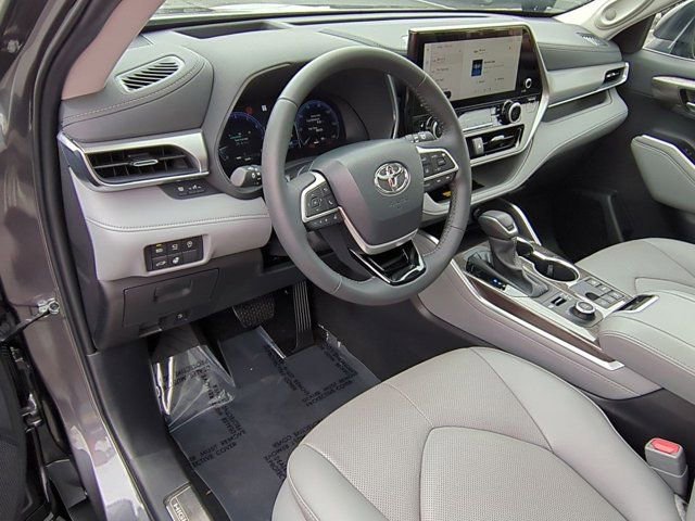 Used 2025 Toyota Highlander Platinum image 9