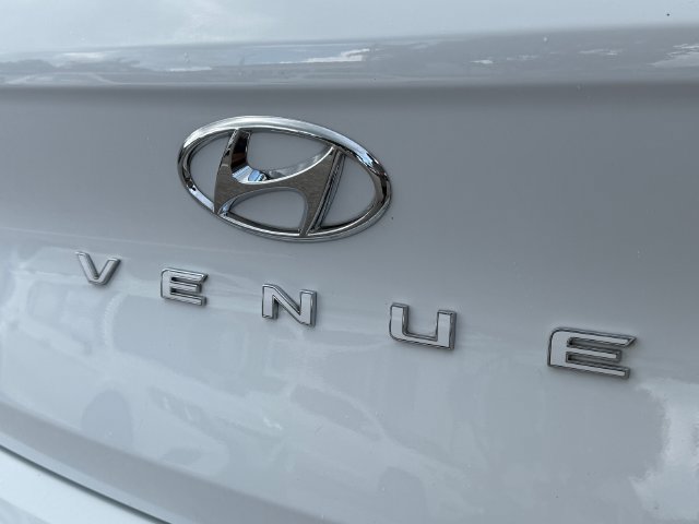Used 2022 Hyundai Venue Limited w/ Cargo Package FWD image 9