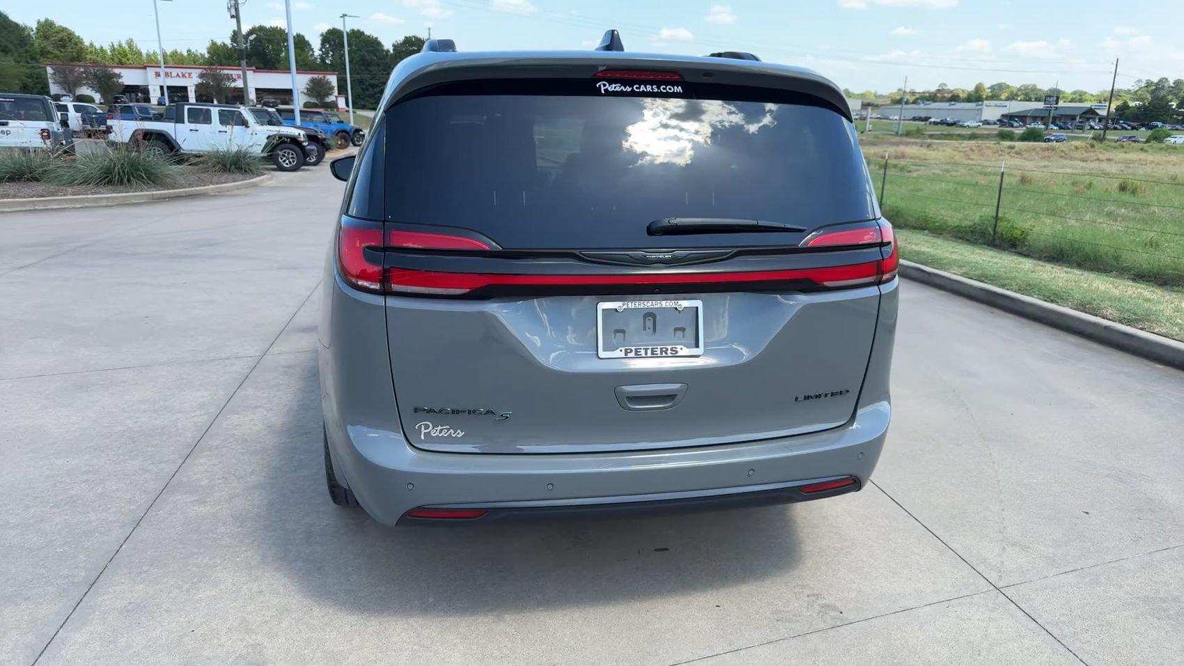 Used 2025 Chrysler Pacifica Limited FWD image 8