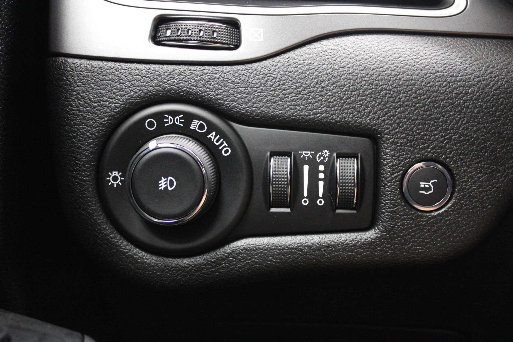 Used 2019 Jeep Cherokee Latitude Plus w/ Comfort/Convenience Group AWD/4WD image 41