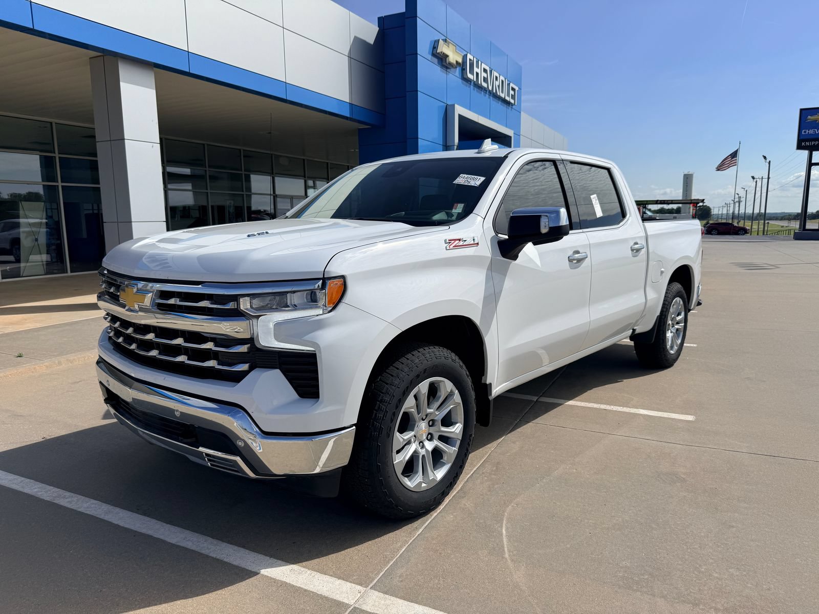 Used 2025 Chevrolet Silverado 1500 LTZ AWD/4WD image 2