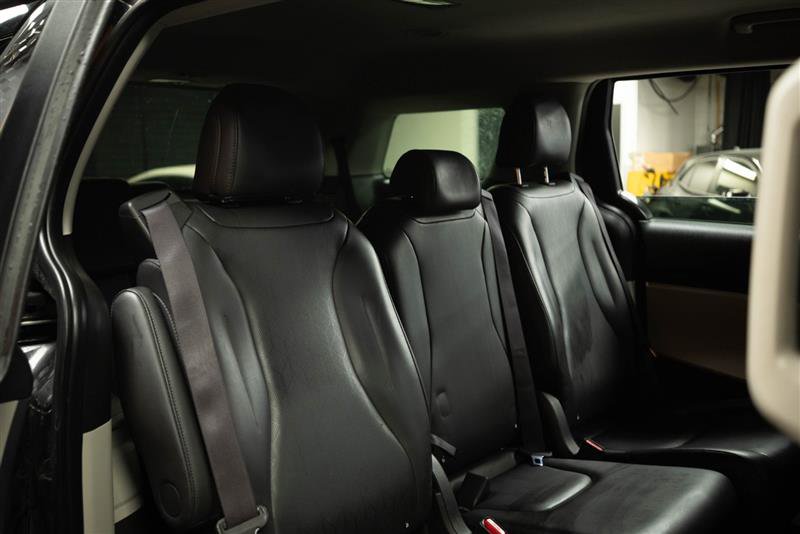 Used 2024 Kia Carnival LX image 16