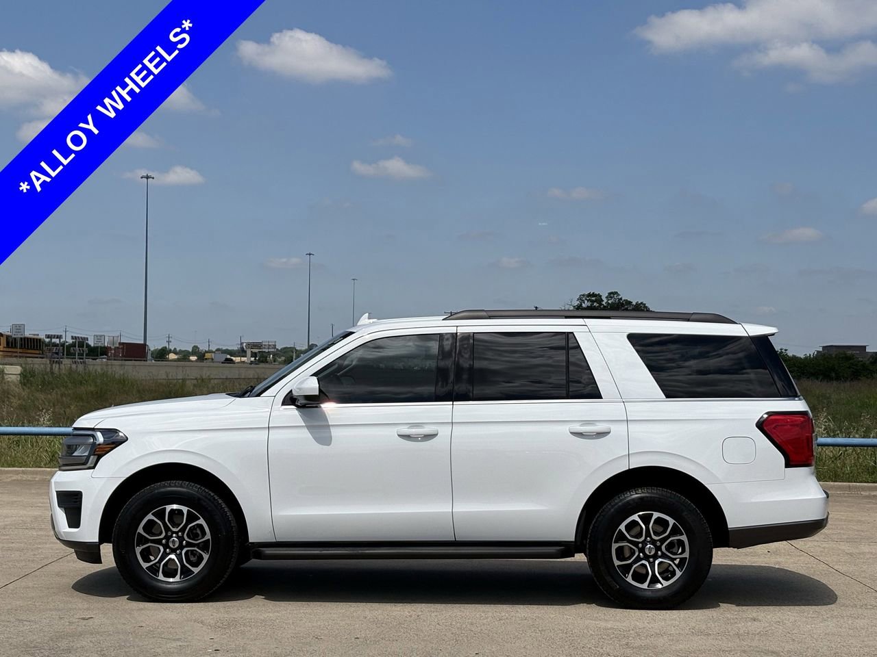 Used 2024 Ford Expedition XLT RWD image 3