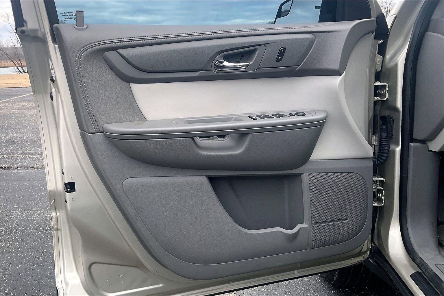 Used 2013 GMC Acadia SLE image 18