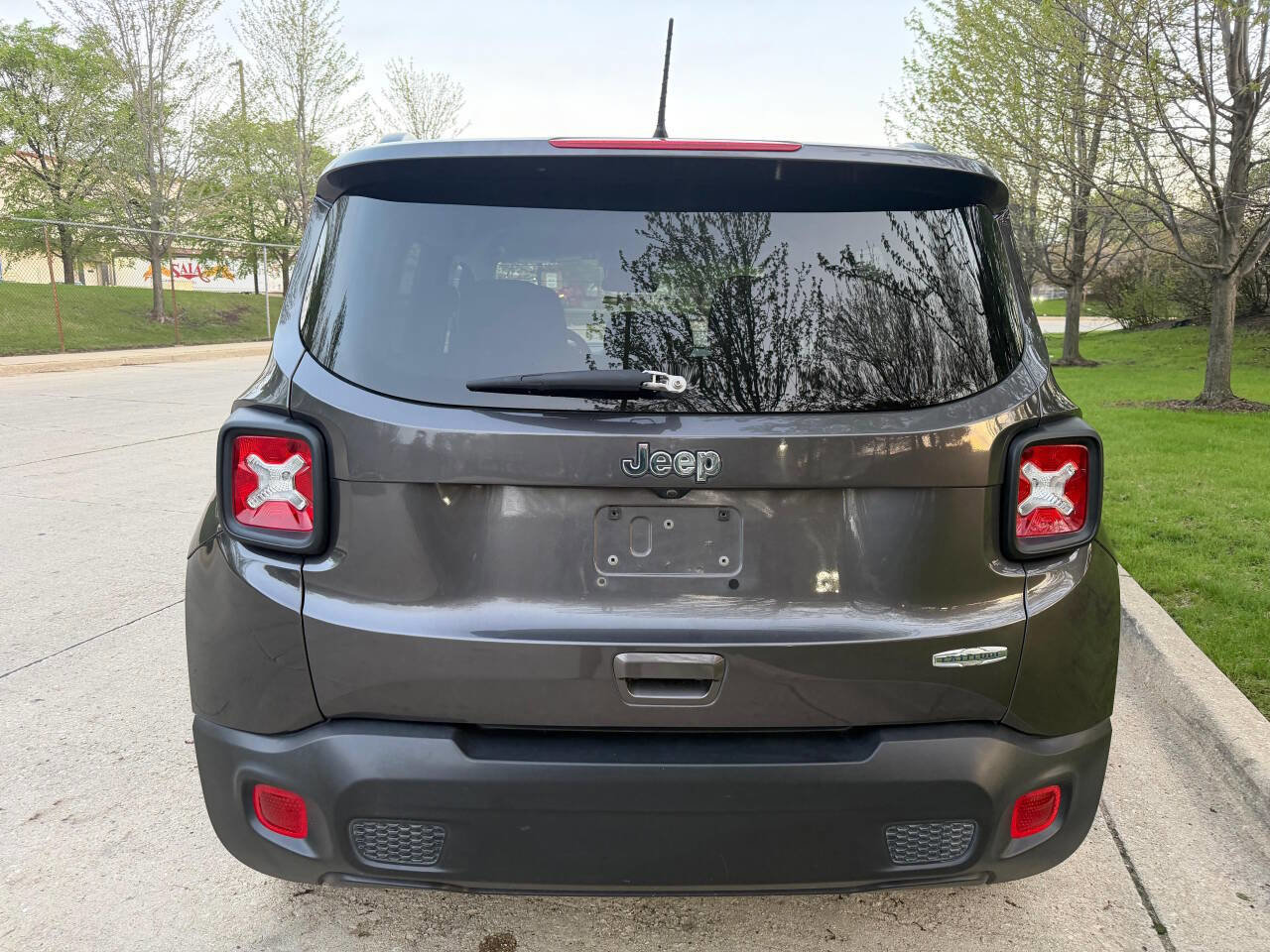Used 2021 Jeep Renegade Latitude FWD image 5